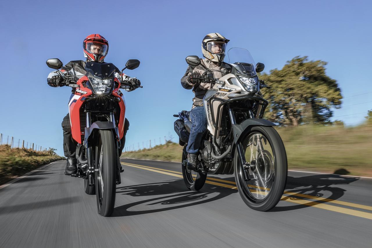 Dois homens pilotando motos Honda XRE Sahara