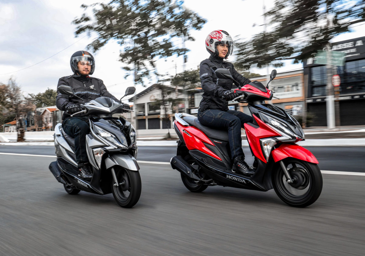 Pilotos Honda Elite 125 na rua