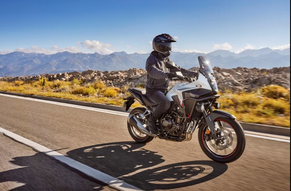 Homem pilotando Honda CB 500X