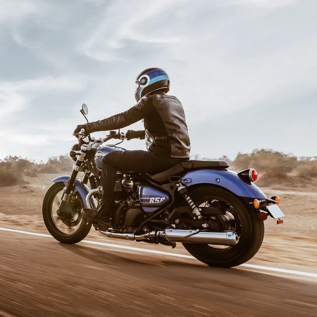 Homem pilotando uma motocicleta Royal Enfield Super Meteor 650 azul