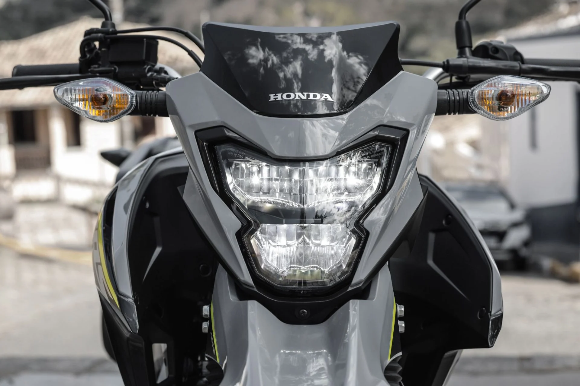 Farol da Honda NXR Bros 2025 na cor cinza