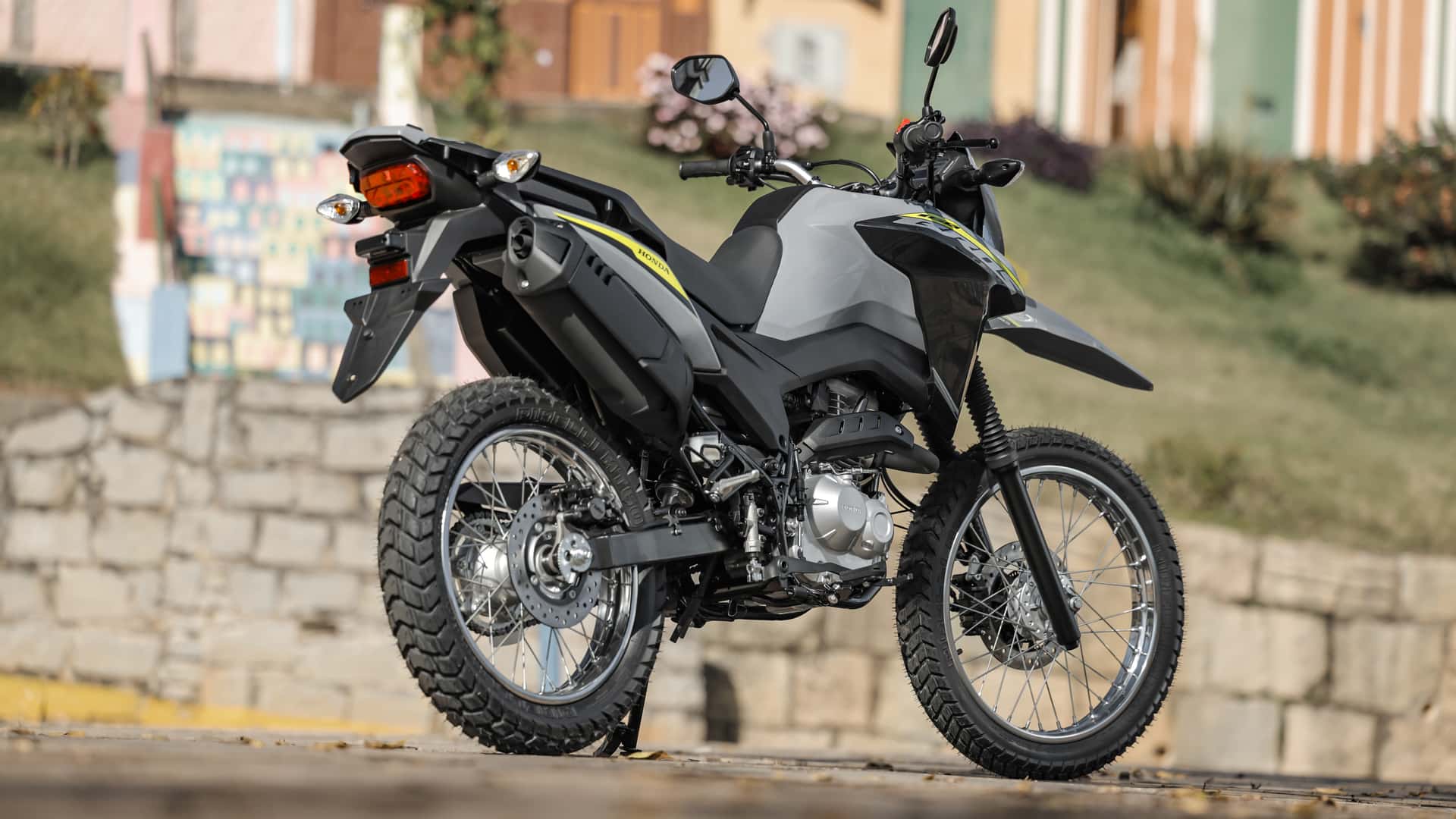 Honda NXR 160 Bros 2025 na cor cinza