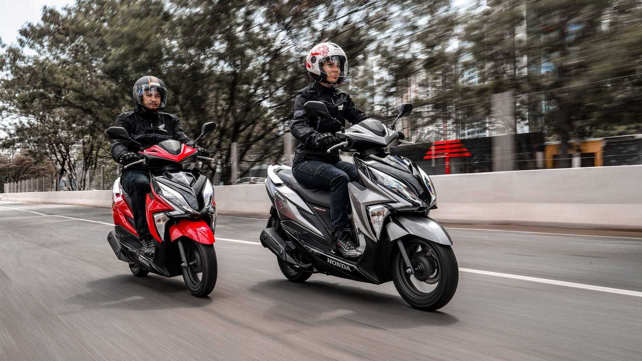 Duas pessoas pilotando motocicletas Honda ADV