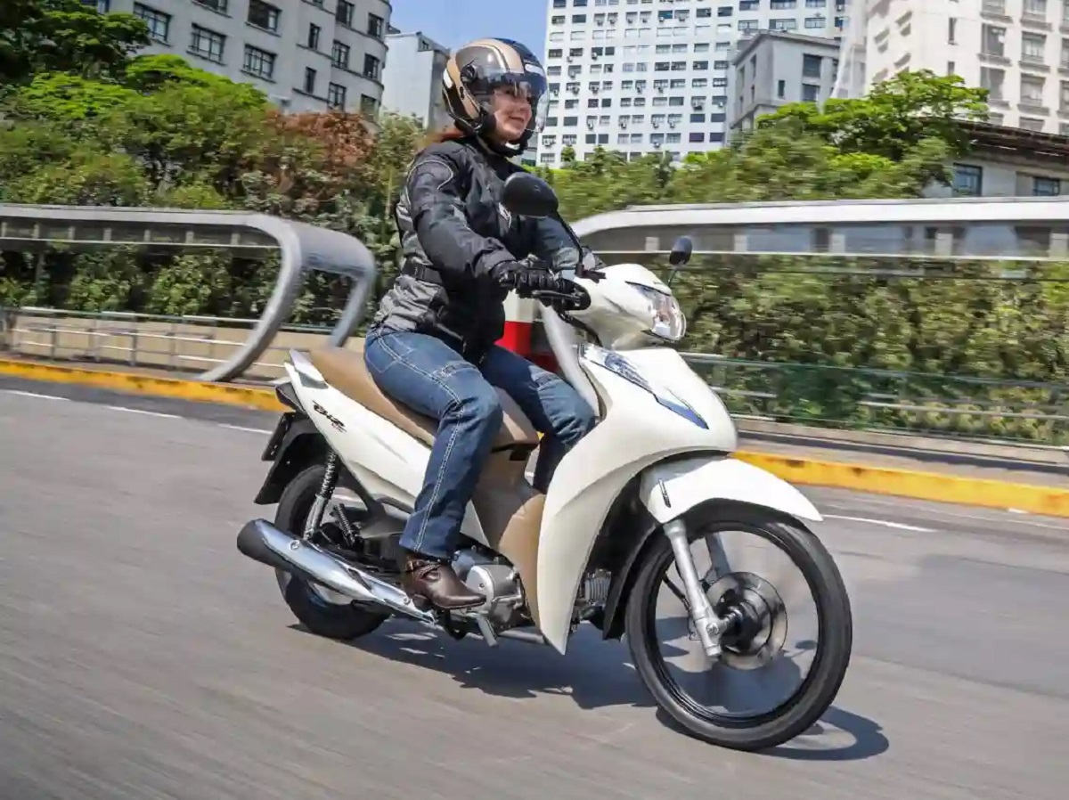 Mulher pilotando uma motocicleta Shineray