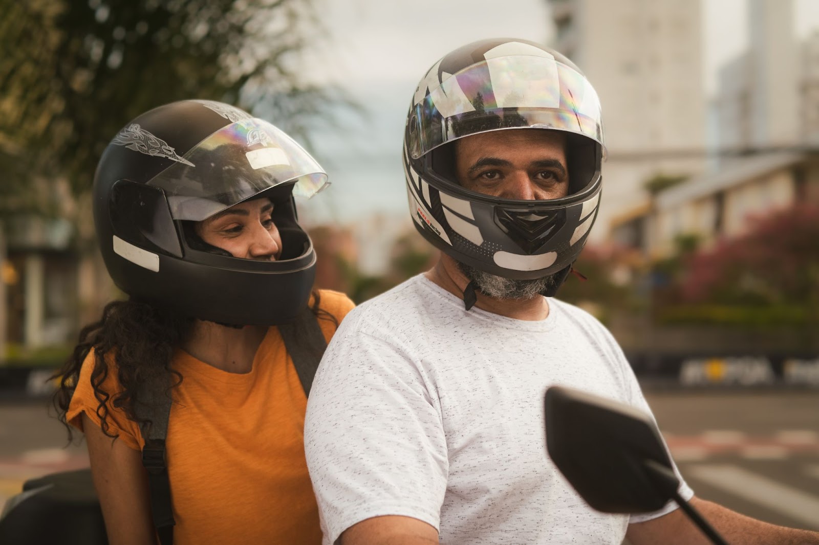 Motorista da 99 levando uma passageira na garupa da moto