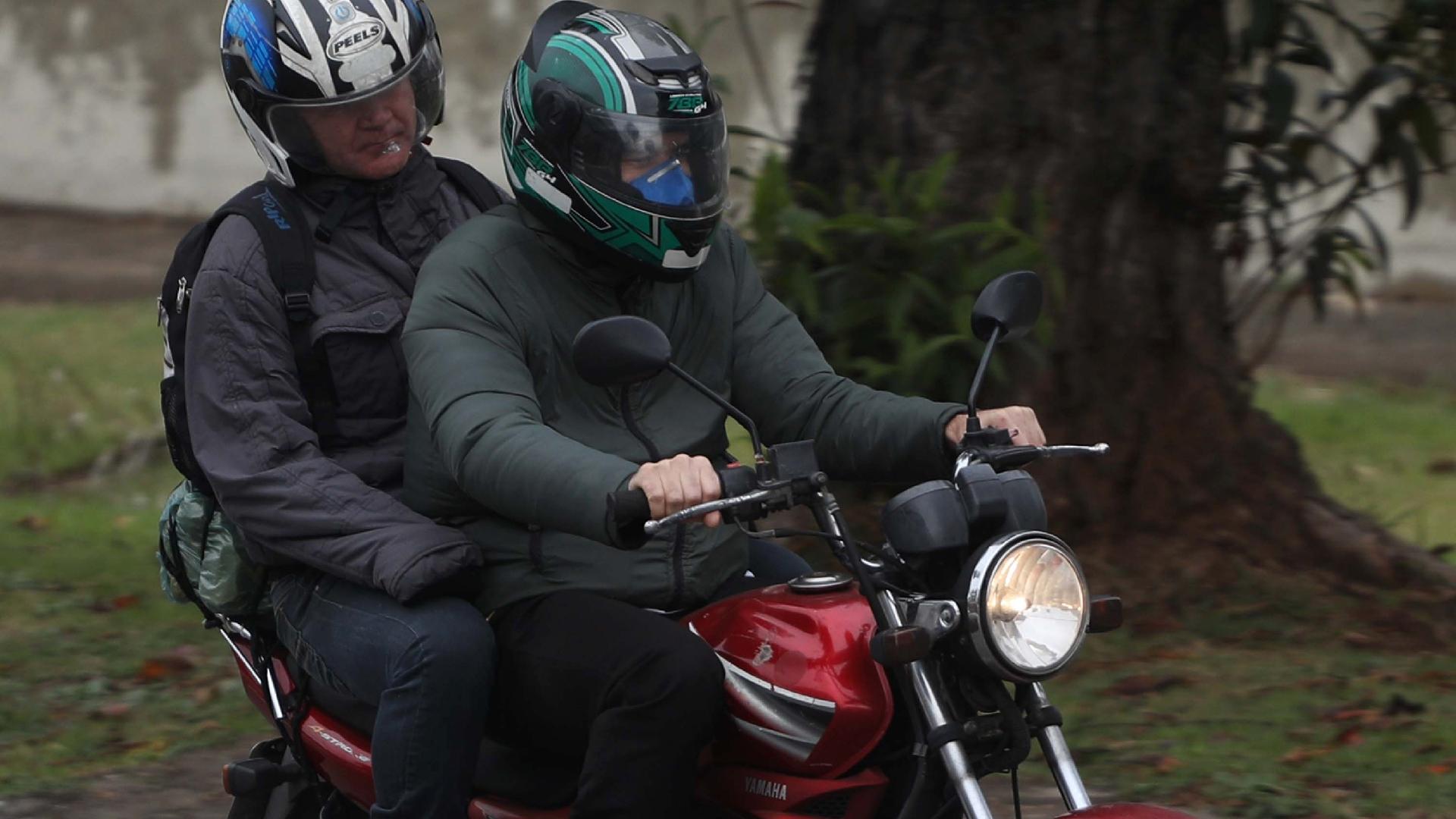 Motorista da 99 levando um passageiro na garupa da moto