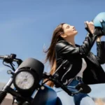 Pode pilotar moto com 17 anos? Entenda as regras da 50cc no Brasil