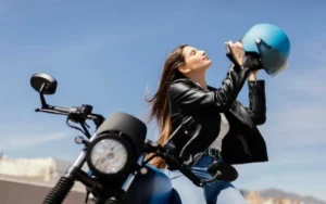 Pode pilotar moto com 17 anos? Entenda as regras da 50cc no Brasil